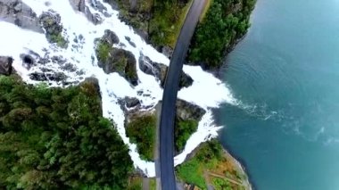 Norveç. Norveç. Pitoresk şelale.