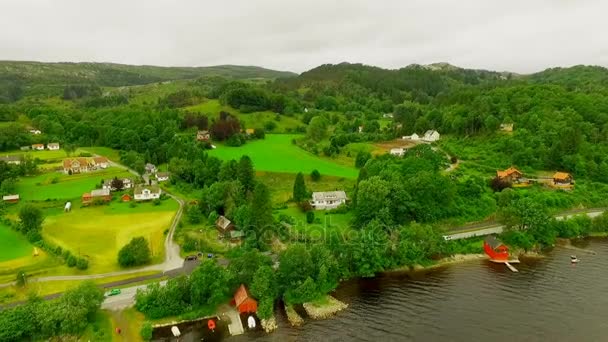 Noorwegen. pittoresk dorpje in de buurt van de rivier. antenne vie. — Stockvideo