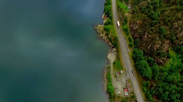 Norge. vackra landskapet i Norge. Vägen under ett berg längs stora floden — Stockvideo