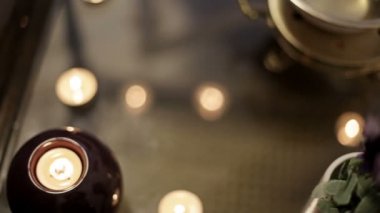 Mumlar ve sıcak bir fincan ile spa salon aksesuarlar Spa Masaj yağı