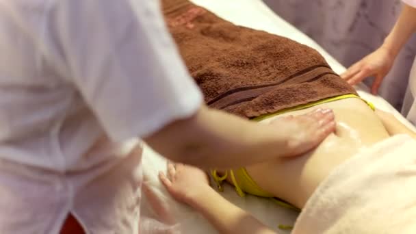 Fille faire un massage abdominal avec de l'huile — Video