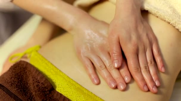 Mädchen bei einer entspannenden Massage mit Öl im Wellnessbereich — Stockvideo