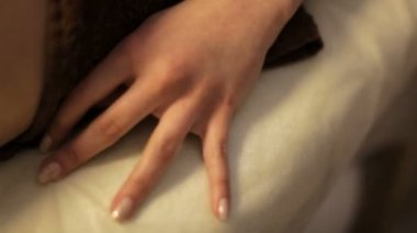 Kız bir masaj Spa hoşlanır. Ayurvedik masaj altı elinde şifa.