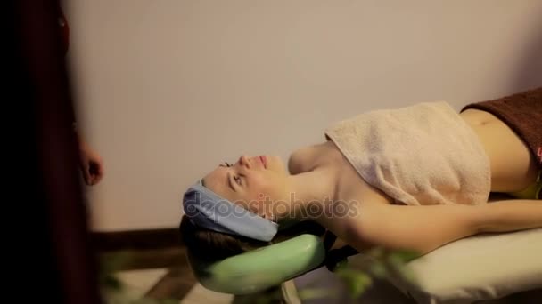 Kız bir masaj Spa hoşlanır. Ayurvedik Şifa masaj — Stok video