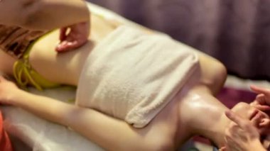 Ayurveda spa salonda istemciye yağı ile Masaj şifa yapıyor masör  