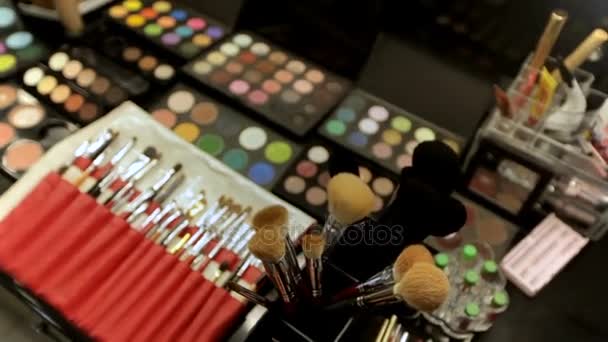 メイクアップ サロンのテーブルに豪華な専門の化粧品 — ストック動画
