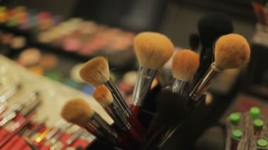 Profesyonel kozmetik makyaj sanatçısı salonda. kozmetik fırçalar yakın çekim