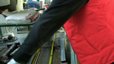 Plastik pencere. Dairesel Saw.Pvc pencere ve kapı imalatı ile çalışan kesim Pvc profil.