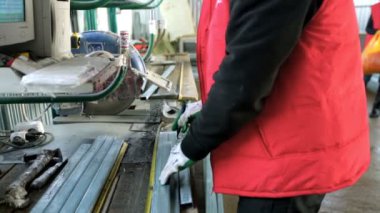 Plastik pencere. Dairesel Saw.Pvc pencere ve kapı imalatı ile çalışan kesim Pvc profil.