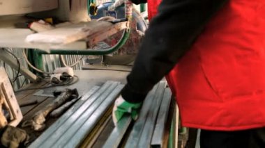 Plastik pencere. Dairesel Saw.Pvc pencere ve kapı imalatı ile çalışan kesim Pvc profil.