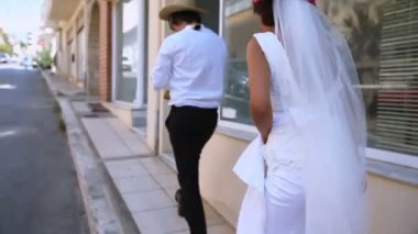 Yunanistan eski cadde boyunca yürüyüş yeni evliler