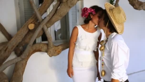 Día de la boda en Grecia. Hermosos recién casados — Vídeo de stock