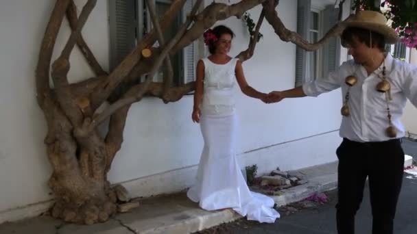 День весілля в Греції. Красиві молодят — стокове відео