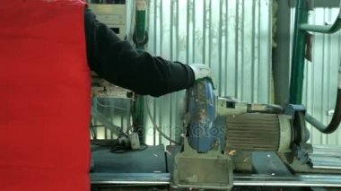 Plastik pencere. Dairesel Saw.Pvc pencere ve kapı imalatı ile çalışan kesim Pvc profil.