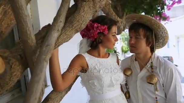 거리에 아름 다운 신혼 부부 키스. — 비디오