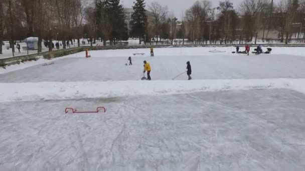 Приготовьте лёд перед хоккеем. вид с воздуха — стоковое видео