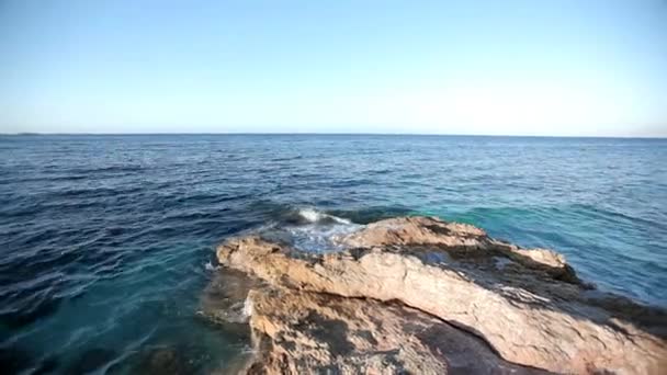 Fale morza biją się przeciwko brzegu kamienia. Grecja — Wideo stockowe