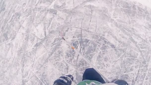 Обзор хоккейной игры с набитой камерой на голове хоккеиста — стоковое видео