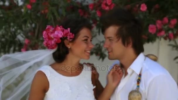 Hermosos recién casados. estilo boho. Grecia. — Vídeo de stock