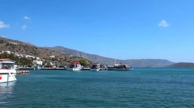 Güzel deniz manzarası. Gemi ve tekneler limanda