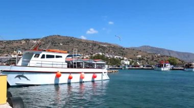 Yunanistan. Güzel Yalı. Gemi ve tekneler limanda.