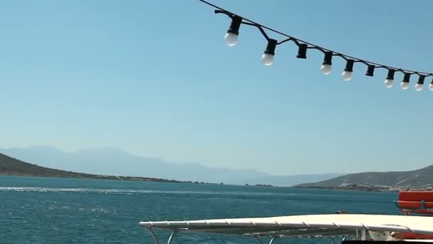 यूनान। सुंदर समुद्र तट। नाव से समुद्र का दृश्य — स्टॉक वीडियो