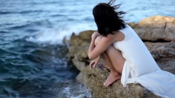 Romantisches Mädchen im weißen Kleid am Strand. Griechenland — Stockvideo