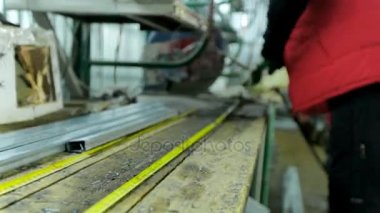 Atölyesinde işçi. Plastik pencere imalatı