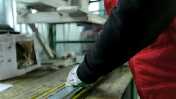 Handwerker montieren PVC-Türen und Fenster. Arbeiter in der Werkstatt. — Stockvideo