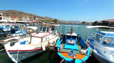 Yunanistan'da yaz tatili. Gemi ve tekneler limanda.
