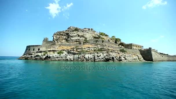 Movendo a câmera em torno da fortaleza de Spinalonga, Creta — Vídeo de Stock