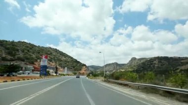 Pov araç sürüş Akdeniz yeşil doğa, uzak kırsal, mavi gökyüzü ile beyaz bulutlar arasında
