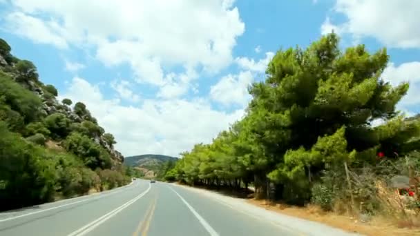 Veículo POV dirigindo através da natureza verde mediterrânea, campo remoto, céu azul com nuvens brancas — Vídeo de Stock