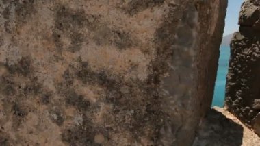 Deniz karşı duvardaki bir pencereden görünümü. Crete.