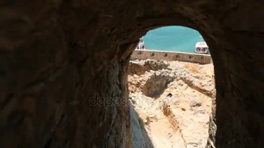 Deniz karşı duvardaki bir pencereden görünümü. Crete.