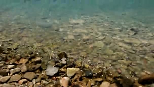 Klid na moři nedaleko ostrova Spinalonga — Stock video