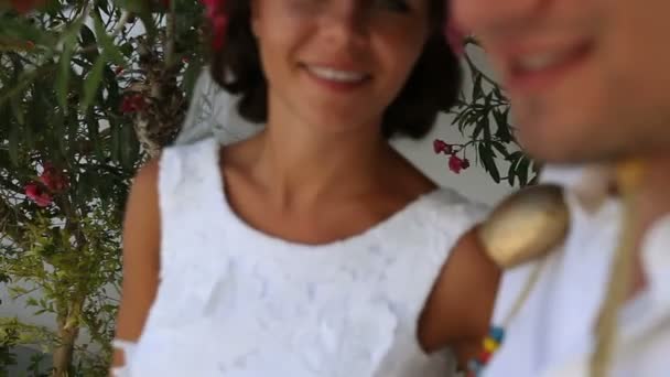 美しい新婚夫婦。自由奔放に生きるスタイル。ギリシャ — ストック動画
