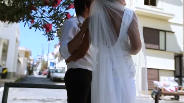 Hermosos recién casados en la calle . — Vídeos de Stock