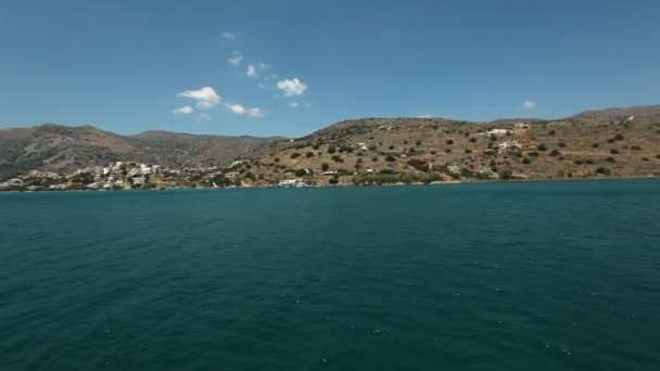 Viaje en barco a lo largo de la costa. Vista desde el barco — Vídeos de Stock