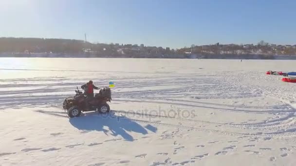 Soutěže paraglidisty na zamrzlém jezeře. Ternopil, Ukrajina — Stock video