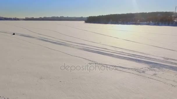 Competições de pilotos de parapente no lago congelado. Ternopil Ucrânia — Vídeo de Stock