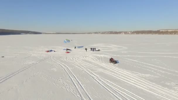 การแข่งขันของนักบิน paraglider บนทะเลสาบแช่แข็ง Ternopil ยูเครน — วีดีโอสต็อก