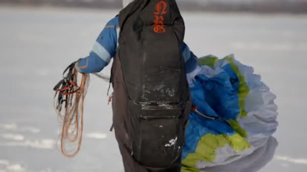 Preparation for paragliding competition. paratrooper equipment — Stock Video