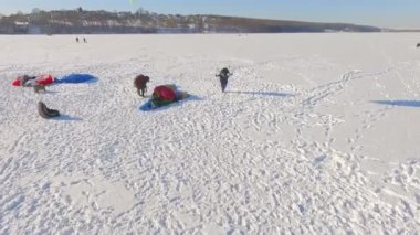 Havadan görünümü. City park yakınındaki donmuş bir gölün üzerinde yarışmalar pilotlar yamaç paraşütü.