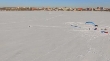 Havadan görünümü. Yamaçparaşütü yarışmalar pilotlar