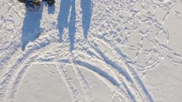 Vista aérea. O drone está girando sobre um lago congelado e cai na neve — Vídeo de Stock