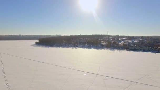 鸟瞰图。冰冻的湖面上的寒假。雪地, — 图库视频影像