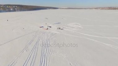 Havadan görünümü. Kış tatili donmuş göl üzerinde. Binicilik
