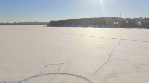 Χειμωνιάτικο τοπίο. Όμορφη θέα στην πόλη του χειμώνα και την λίμνη από μια πτηνά-eye άποψη. προετοιμασία του αλεξίπτωτα για διαγωνισμούς — Αρχείο Βίντεο