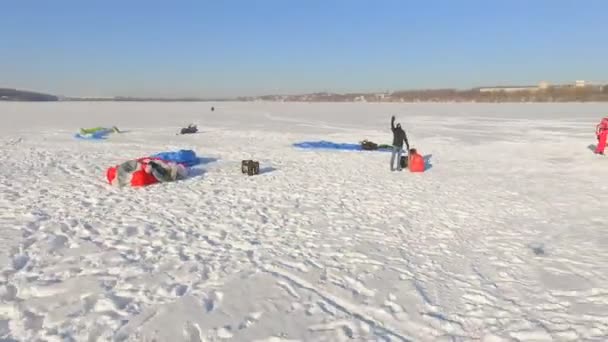 Winterlandschaft. Schöne Aussicht auf die Winterstadt und den See aus der Vogelperspektive. — Stockvideo